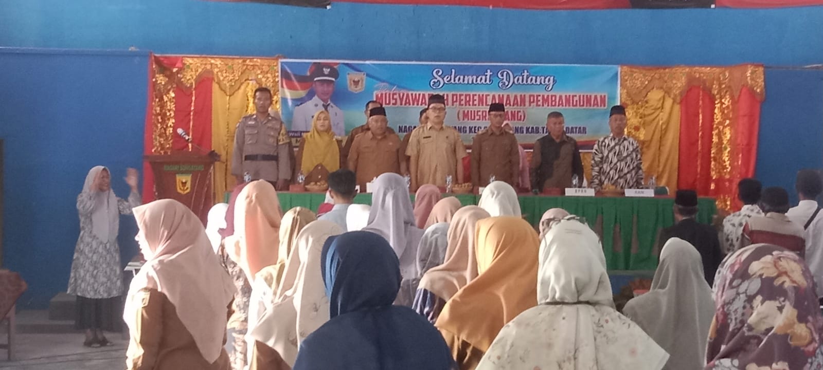 Camat Sungayang Roza Melfita, Wali Nagari Sungayang Marta Arigo foto bersama.